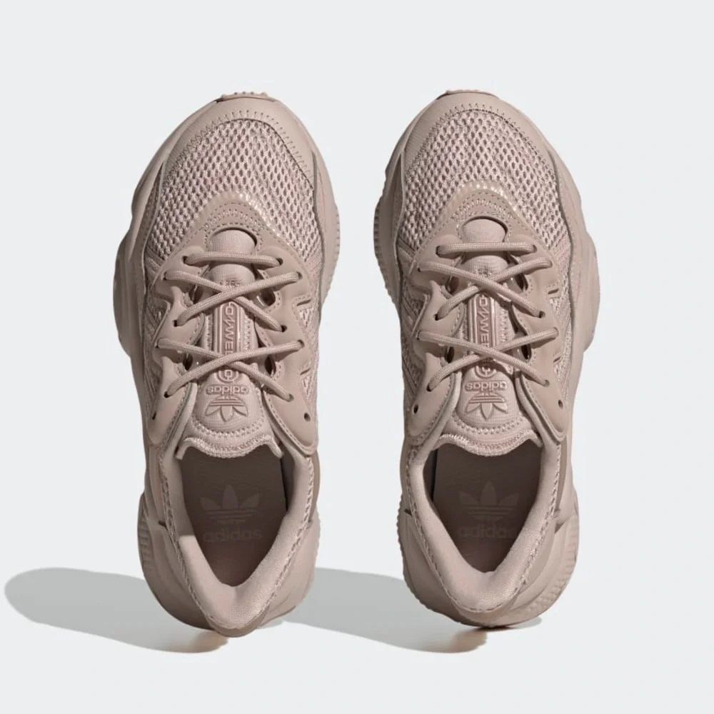 Adidas OZWEEGO SHOES size 4